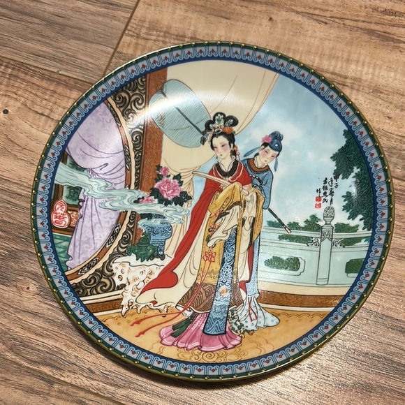 Elegant Asian Porcelain Plate - Picture 1 of 5